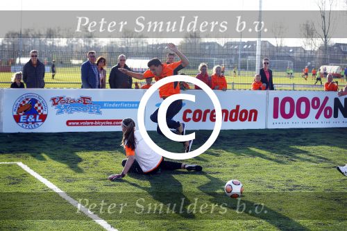 Volendam 15 april 2015
Het mini jan Smit stadion is vanavond geopend met een serie penaltie s van Henk Veerman en Robert Muhren op Jan Smit als keeper. Ook Liza Fem Emma en Senn waren aanwezen alsmede ome Cor