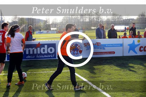 Volendam 15 april 2015
Het mini jan Smit stadion is vanavond geopend met een serie penaltie s van Henk Veerman en Robert Muhren op Jan Smit als keeper. Ook Liza Fem Emma en Senn waren aanwezen alsmede ome Cor