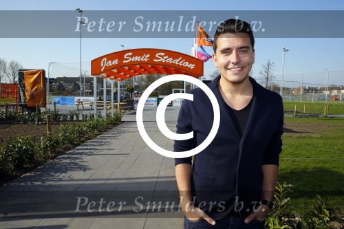 Volendam 15 april 2015
Het mini jan Smit stadion is vanavond geopend met een serie penaltie s van Henk Veerman en Robert Muhren op Jan Smit als keeper. Ook Liza Fem Emma en Senn waren aanwezen alsmede ome Cor