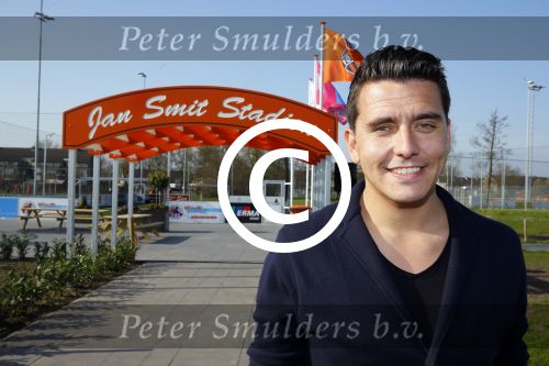 Volendam 15 april 2015
Het mini jan Smit stadion is vanavond geopend met een serie penaltie s van Henk Veerman en Robert Muhren op Jan Smit als keeper. Ook Liza Fem Emma en Senn waren aanwezen alsmede ome Cor