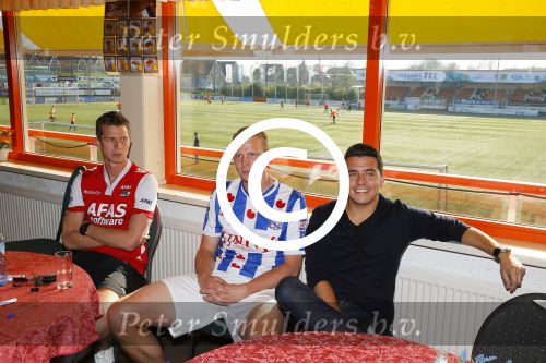 Volendam 15 april 2015
Het mini jan Smit stadion is vanavond geopend met een serie penaltie s van Henk Veerman en Robert Muhren op Jan Smit als keeper. Ook Liza Fem Emma en Senn waren aanwezen alsmede ome Cor
