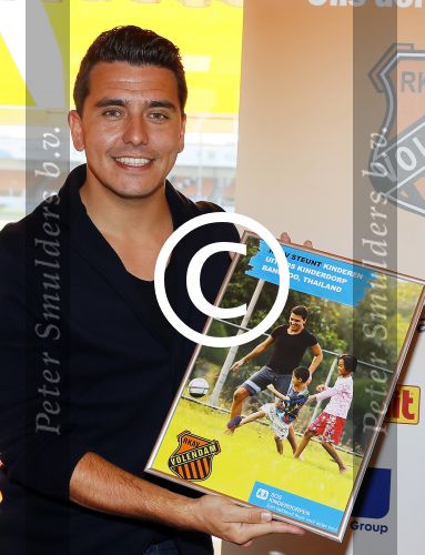 Volendam 15 april 2015
Het mini jan Smit stadion is vanavond geopend met een serie penaltie s van Henk Veerman en Robert Muhren op Jan Smit als keeper. Ook Liza Fem Emma en Senn waren aanwezen alsmede ome Cor