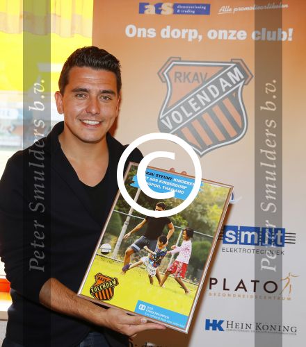 Volendam 15 april 2015
Het mini jan Smit stadion is vanavond geopend met een serie penaltie s van Henk Veerman en Robert Muhren op Jan Smit als keeper. Ook Liza Fem Emma en Senn waren aanwezen alsmede ome Cor