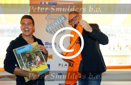 Volendam 15 april 2015
Het mini jan Smit stadion is vanavond geopend met een serie penaltie s van Henk Veerman en Robert Muhren op Jan Smit als keeper. Ook Liza Fem Emma en Senn waren aanwezen alsmede ome Cor
