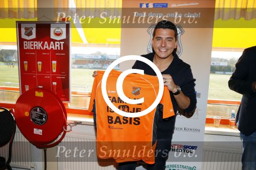 Volendam 15 april 2015
Het mini jan Smit stadion is vanavond geopend met een serie penaltie s van Henk Veerman en Robert Muhren op Jan Smit als keeper. Ook Liza Fem Emma en Senn waren aanwezen alsmede ome Cor
