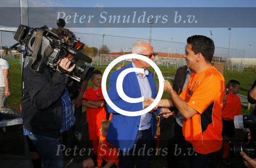 Volendam 15 april 2015
Het mini jan Smit stadion is vanavond geopend met een serie penaltie s van Henk Veerman en Robert Muhren op Jan Smit als keeper. Ook Liza Fem Emma en Senn waren aanwezen alsmede ome Cor