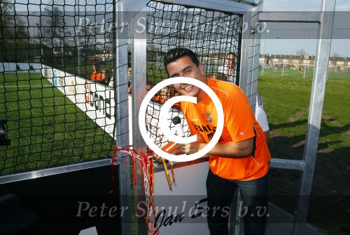 Volendam 15 april 2015
Het mini jan Smit stadion is vanavond geopend met een serie penaltie s van Henk Veerman en Robert Muhren op Jan Smit als keeper. Ook Liza Fem Emma en Senn waren aanwezen alsmede ome Cor