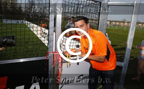 Volendam 15 april 2015
Het mini jan Smit stadion is vanavond geopend met een serie penaltie s van Henk Veerman en Robert Muhren op Jan Smit als keeper. Ook Liza Fem Emma en Senn waren aanwezen alsmede ome Cor