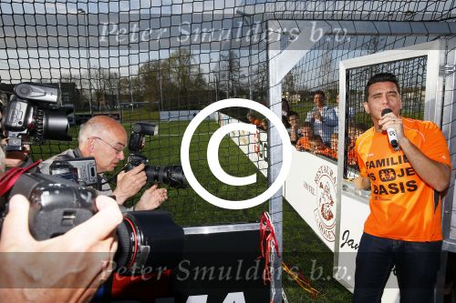 Volendam 15 april 2015
Het mini jan Smit stadion is vanavond geopend met een serie penaltie s van Henk Veerman en Robert Muhren op Jan Smit als keeper. Ook Liza Fem Emma en Senn waren aanwezen alsmede ome Cor