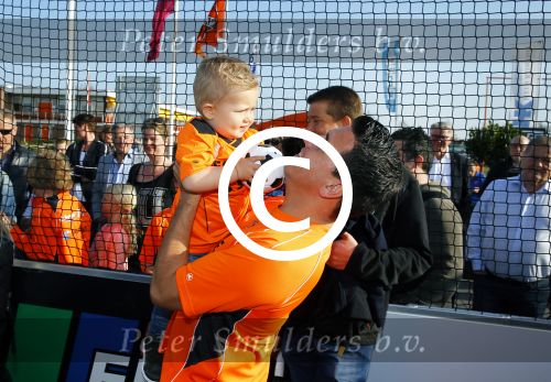 Volendam 15 april 2015
Het mini jan Smit stadion is vanavond geopend met een serie penaltie s van Henk Veerman en Robert Muhren op Jan Smit als keeper. Ook Liza Fem Emma en Senn waren aanwezen alsmede ome Cor