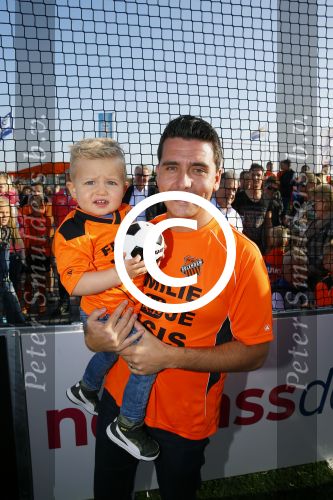 Volendam 15 april 2015
Het mini jan Smit stadion is vanavond geopend met een serie penaltie s van Henk Veerman en Robert Muhren op Jan Smit als keeper. Ook Liza Fem Emma en Senn waren aanwezen alsmede ome Cor
