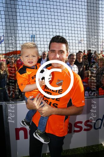 Volendam 15 april 2015
Het mini jan Smit stadion is vanavond geopend met een serie penaltie s van Henk Veerman en Robert Muhren op Jan Smit als keeper. Ook Liza Fem Emma en Senn waren aanwezen alsmede ome Cor