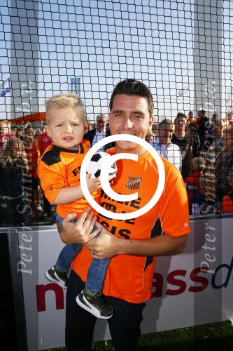 Volendam 15 april 2015
Het mini jan Smit stadion is vanavond geopend met een serie penaltie s van Henk Veerman en Robert Muhren op Jan Smit als keeper. Ook Liza Fem Emma en Senn waren aanwezen alsmede ome Cor