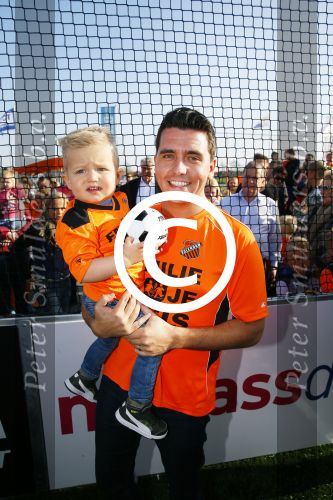 Volendam 15 april 2015
Het mini jan Smit stadion is vanavond geopend met een serie penaltie s van Henk Veerman en Robert Muhren op Jan Smit als keeper. Ook Liza Fem Emma en Senn waren aanwezen alsmede ome Cor