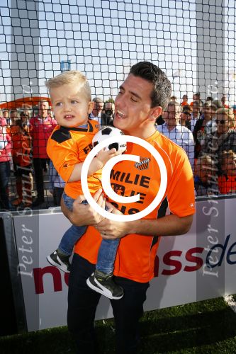 Volendam 15 april 2015
Het mini jan Smit stadion is vanavond geopend met een serie penaltie s van Henk Veerman en Robert Muhren op Jan Smit als keeper. Ook Liza Fem Emma en Senn waren aanwezen alsmede ome Cor