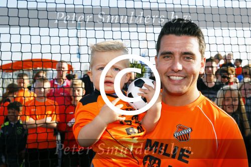 Volendam 15 april 2015
Het mini jan Smit stadion is vanavond geopend met een serie penaltie s van Henk Veerman en Robert Muhren op Jan Smit als keeper. Ook Liza Fem Emma en Senn waren aanwezen alsmede ome Cor