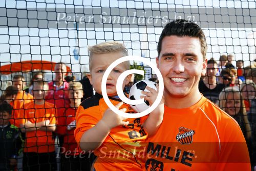 Volendam 15 april 2015
Het mini jan Smit stadion is vanavond geopend met een serie penaltie s van Henk Veerman en Robert Muhren op Jan Smit als keeper. Ook Liza Fem Emma en Senn waren aanwezen alsmede ome Cor