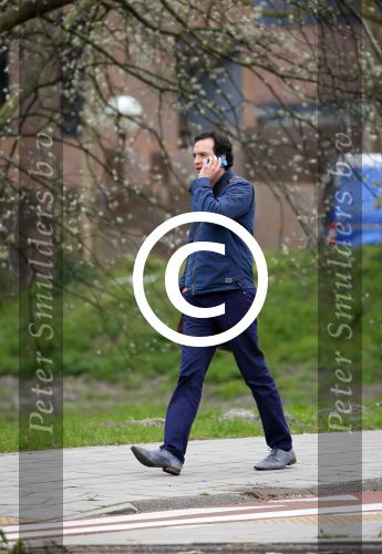 Amsterdam 17 april 2015
Divorce acteur Jeroen Spitzenberger wandelend drinkend en brood etend op straat