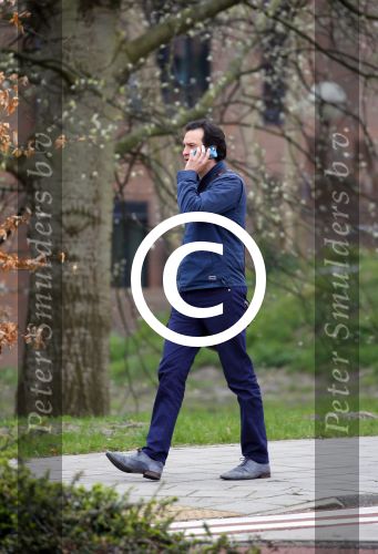 Amsterdam 17 april 2015
Divorce acteur Jeroen Spitzenberger wandelend drinkend en brood etend op straat