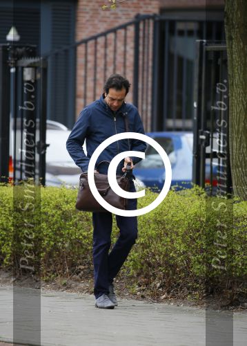 Amsterdam 17 april 2015
Divorce acteur Jeroen Spitzenberger wandelend drinkend en brood etend op straat