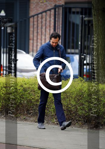 Amsterdam 17 april 2015
Divorce acteur Jeroen Spitzenberger wandelend drinkend en brood etend op straat
