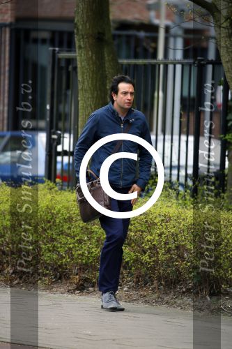 Amsterdam 17 april 2015
Divorce acteur Jeroen Spitzenberger wandelend drinkend en brood etend op straat