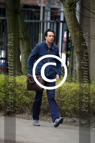 Amsterdam 17 april 2015
Divorce acteur Jeroen Spitzenberger wandelend drinkend en brood etend op straat