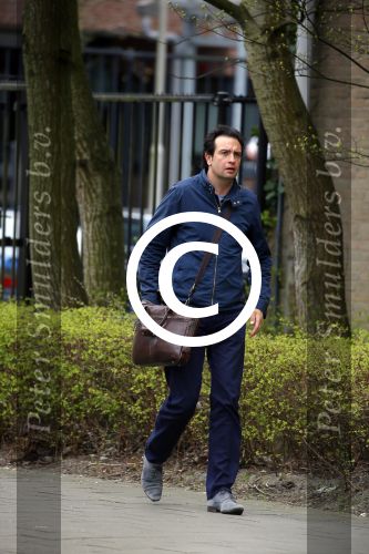 Amsterdam 17 april 2015
Divorce acteur Jeroen Spitzenberger wandelend drinkend en brood etend op straat