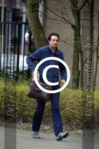 Amsterdam 17 april 2015
Divorce acteur Jeroen Spitzenberger wandelend drinkend en brood etend op straat