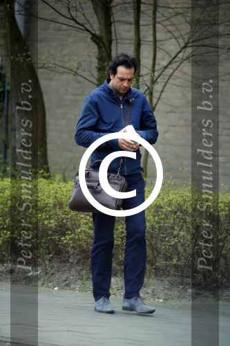 Amsterdam 17 april 2015
Divorce acteur Jeroen Spitzenberger wandelend drinkend en brood etend op straat