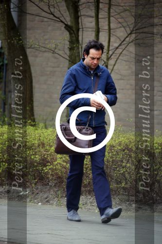 Amsterdam 17 april 2015
Divorce acteur Jeroen Spitzenberger wandelend drinkend en brood etend op straat