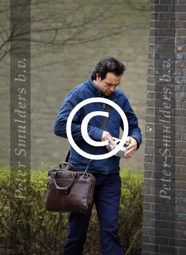 Amsterdam 17 april 2015
Divorce acteur Jeroen Spitzenberger wandelend drinkend en brood etend op straat