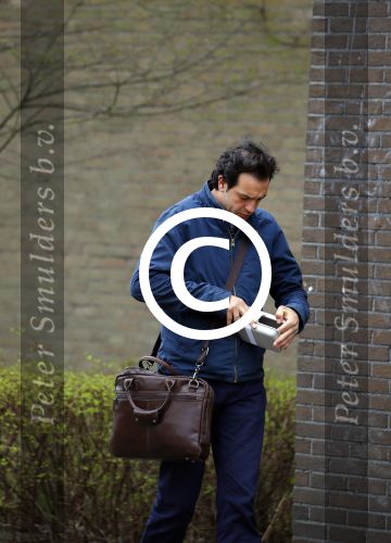 Amsterdam 17 april 2015
Divorce acteur Jeroen Spitzenberger wandelend drinkend en brood etend op straat