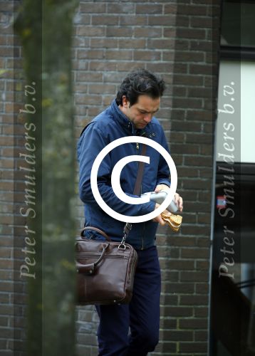 Amsterdam 17 april 2015
Divorce acteur Jeroen Spitzenberger wandelend drinkend en brood etend op straat