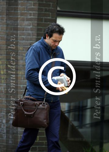 Amsterdam 17 april 2015
Divorce acteur Jeroen Spitzenberger wandelend drinkend en brood etend op straat