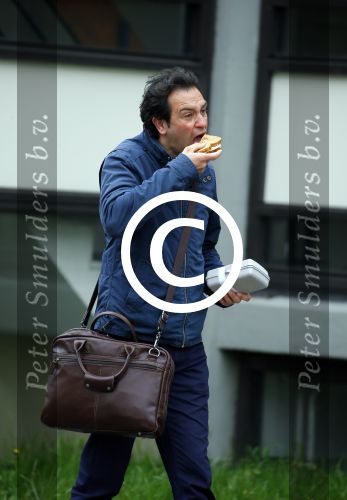 Amsterdam 17 april 2015
Divorce acteur Jeroen Spitzenberger wandelend drinkend en brood etend op straat
