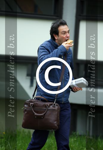 Amsterdam 17 april 2015
Divorce acteur Jeroen Spitzenberger wandelend drinkend en brood etend op straat