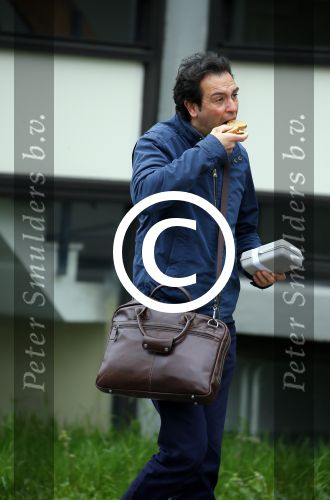 Amsterdam 17 april 2015
Divorce acteur Jeroen Spitzenberger wandelend drinkend en brood etend op straat