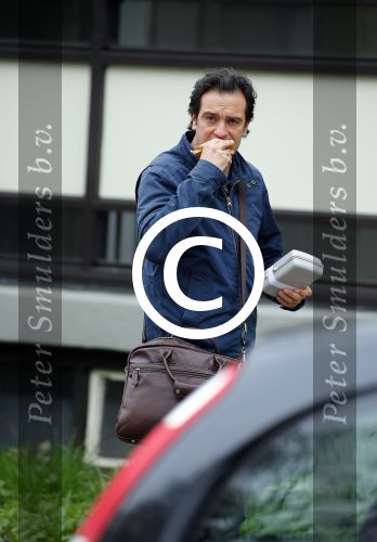 Amsterdam 17 april 2015
Divorce acteur Jeroen Spitzenberger wandelend drinkend en brood etend op straat