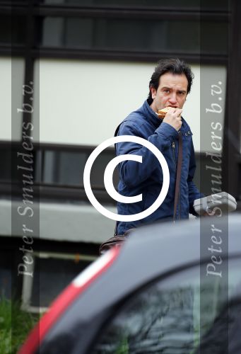 Amsterdam 17 april 2015
Divorce acteur Jeroen Spitzenberger wandelend drinkend en brood etend op straat