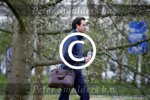 Amsterdam 17 april 2015
Divorce acteur Jeroen Spitzenberger wandelend drinkend en brood etend op straat