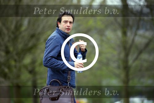 Amsterdam 17 april 2015
Divorce acteur Jeroen Spitzenberger wandelend drinkend en brood etend op straat