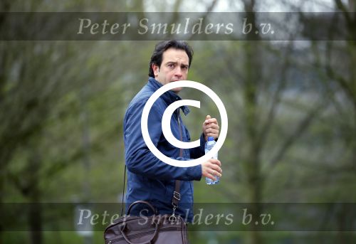 Amsterdam 17 april 2015
Divorce acteur Jeroen Spitzenberger wandelend drinkend en brood etend op straat