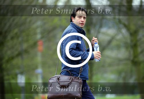 Amsterdam 17 april 2015
Divorce acteur Jeroen Spitzenberger wandelend drinkend en brood etend op straat