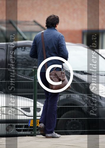 Amsterdam 17 april 2015
Divorce acteur Jeroen Spitzenberger wandelend drinkend en brood etend op straat