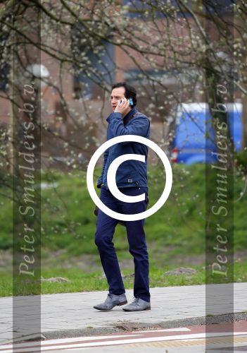 Amsterdam 17 april 2015
Divorce acteur Jeroen Spitzenberger wandelend drinkend en brood etend op straat