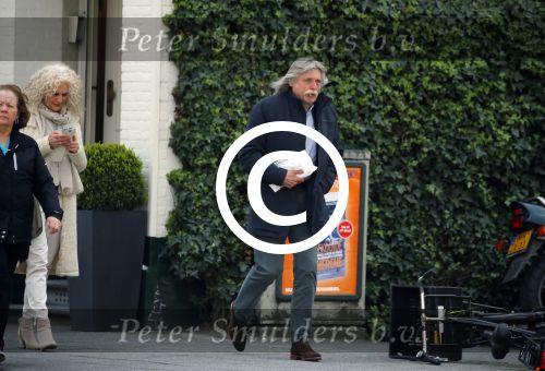 Amsterdam 28 april 2015
Johan Derksen op straat in Amsterdam.