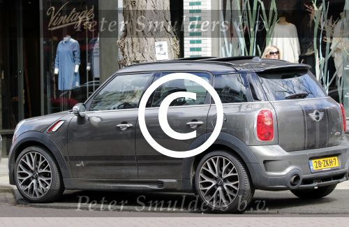 Amsterdam 4 april 2015 
Joop Braakhekke doet in zijn mini countryman boodschappen in amsterdam zuid