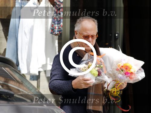 Amsterdam 4 april 2015 
Joop Braakhekke doet in zijn mini countryman boodschappen in amsterdam zuid