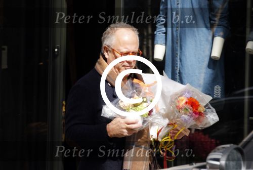 Amsterdam 4 april 2015 
Joop Braakhekke doet in zijn mini countryman boodschappen in amsterdam zuid